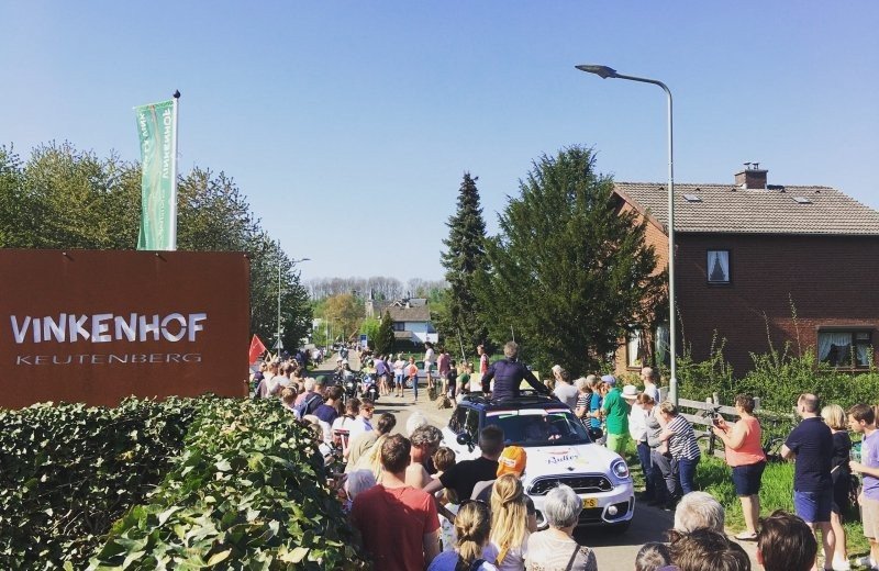Fietsers tijdens de Amstel Gold Race nabij Camping Vinkenhof in Schin op Geul